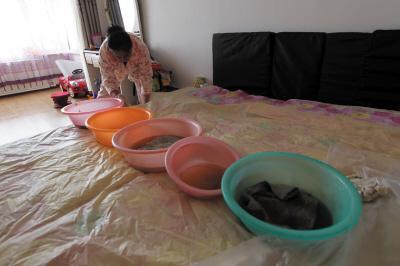 平度楼上漏水，住户失联，小区没物管，业主维权难！律师来支招……